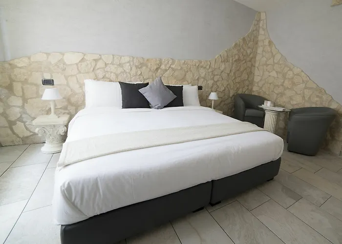 Mirabilia 3*